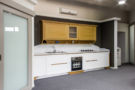 <strong>cucina lineare, essenza laccato e marmo </strong> <br>design: Francesco Zaccaria Cucina su Misura