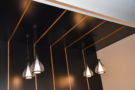 Tatami in rovere massello, boiserie massello tinto wengè con inserti rovere massiccio. oggestica e dettagli arredo negozi su misura
